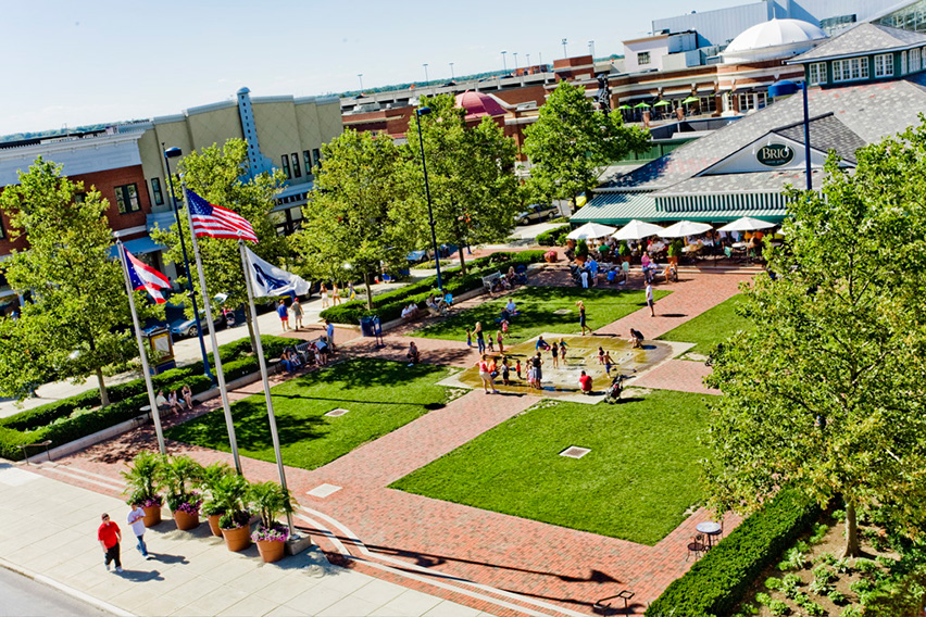 Grassy courtyard area in front of Brio Tuscan Grille