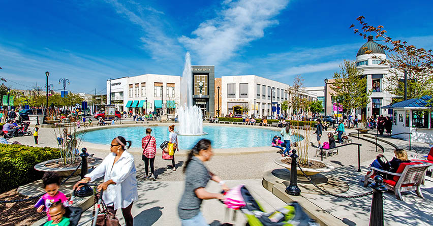 Fountain in front of Tiffany & Co at Easton Town Center in Columbus, OH